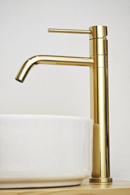 حنفية مغسلة أرضية ذهبية بتصميم فاخر وانسيابي